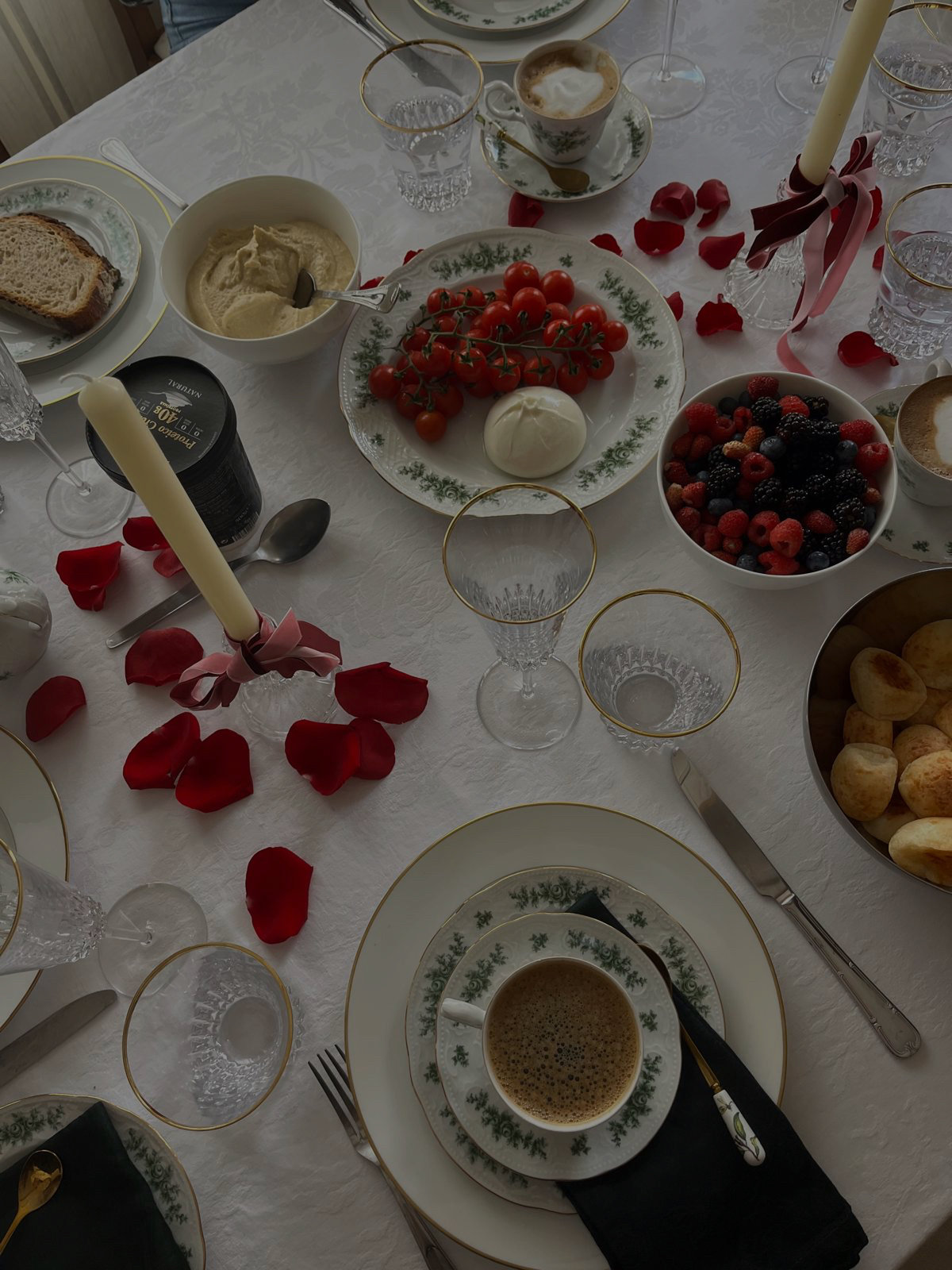 Private brunch table decoration with rose petals — in-house events