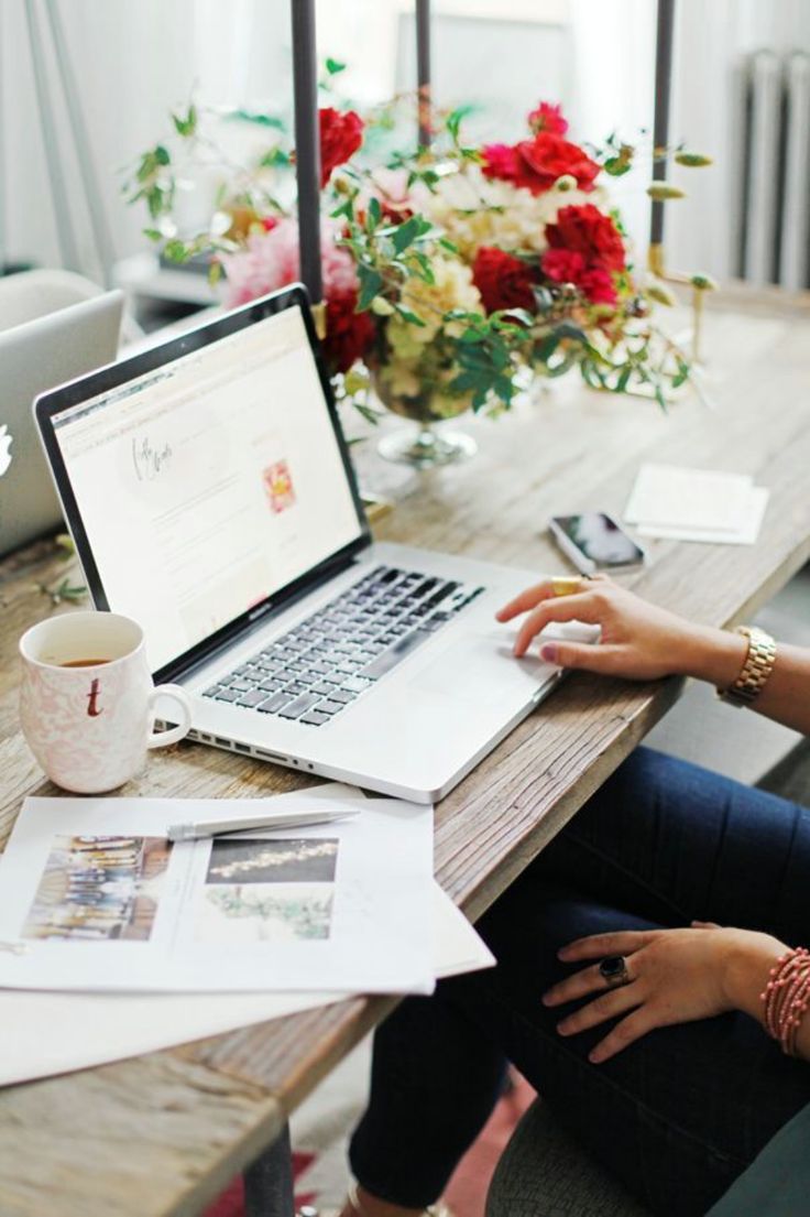 Planejamento de evento — laptop e flores sobre a mesa de trabalho